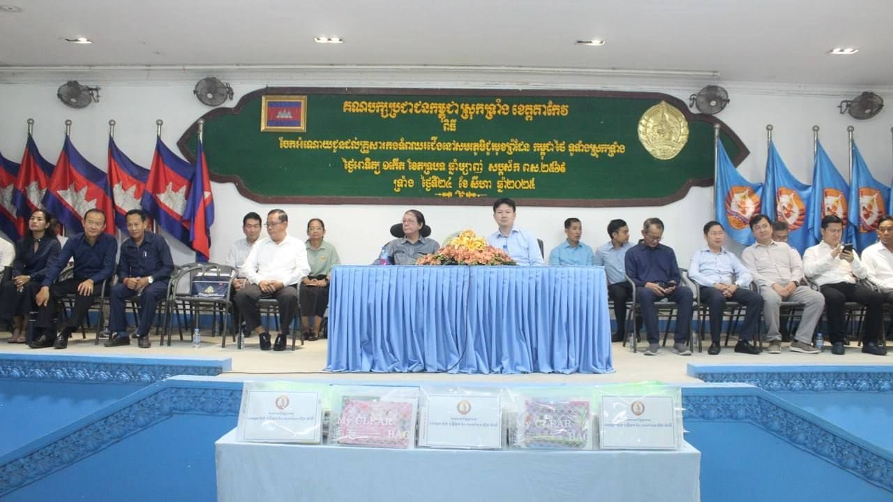 ឯកឧត្តមវេជ្ជបណ្ឌិត សុខ ផេង និង ឯកឧត្តម សុខ ពុទ្ធិវុធ បានអញ្ជើញជួបសំណេះសំណាលគ្រួសារកងទ័ពឈរជើងនៅសមរភូមិជួរមុខព្រំដែន កម្ពុជា-ថៃ ទូទាំងស្រុកទ្រាំង