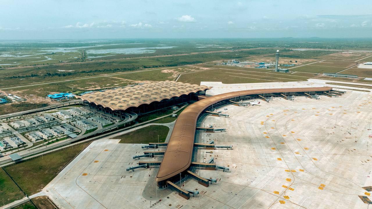 អបអរសាទរអាកាសយានដ្ឋានអន្តរជាតិតេជោ ដែលបានចាប់ផ្តើមដំណើរការបម្រើសេវាកម្មហោះហើរជូនភ្ញៀវជាតិ និងអន្តរជាតិ តភ្ជាប់ជើងមេឃកម្ពុជាទៅកាន់ពិភពលោកកាន់តែធំ និងទូលាយជាងមុន។